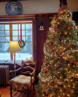 21 12 07 Mackie Lake House Christmas Tours Poster 500